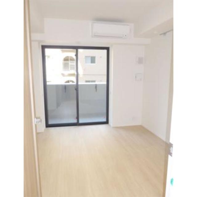6.7帖の居室はホワイト×ライトブラウンで明るい空間です。
※写真は同タイプ住戸です。