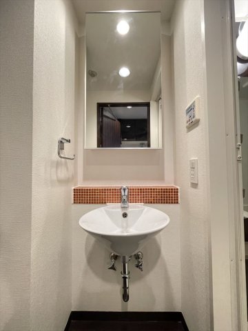 洗面台
鏡を開くと収納スペースがあります。