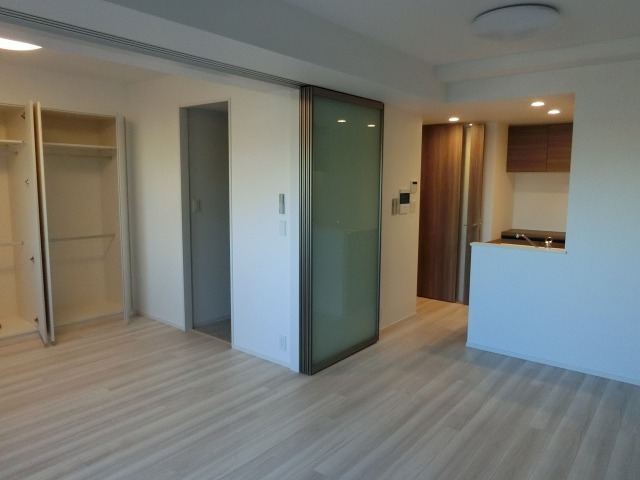 全体が明るくライトな色合いなので重圧感がなく過ごしやすいです。
※写真は同タイプ住戸です。