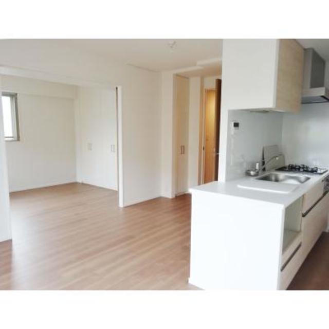 キッチンの位置が特徴的です。ベッドルームを含め、部屋全体を見渡すことができます。
※写真は同タイプ住戸です。