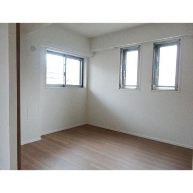 7.1帖のベッドルームには窓が付いており光を取り込みやすくなっています。
※写真は同タイプ住戸です。