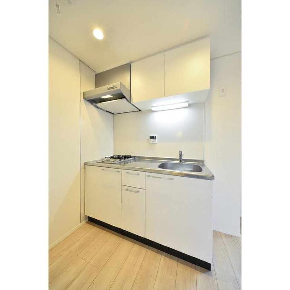 キッチンは白を基調としており、温かみのあるお部屋の雰囲気とマッチしています。