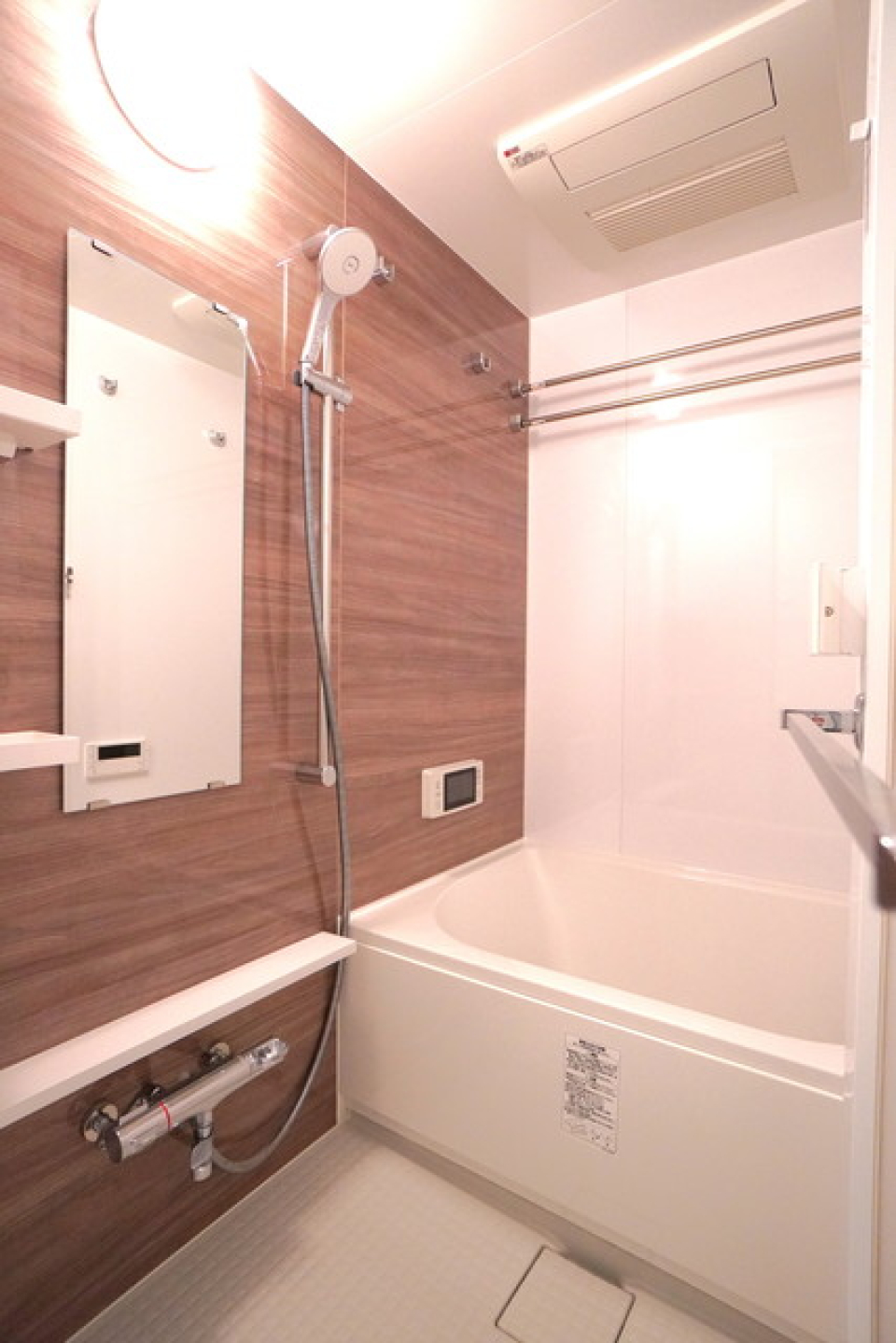 ナチュラルテイストなパネルが採用された浴室。※写真は同タイプ住戸です。