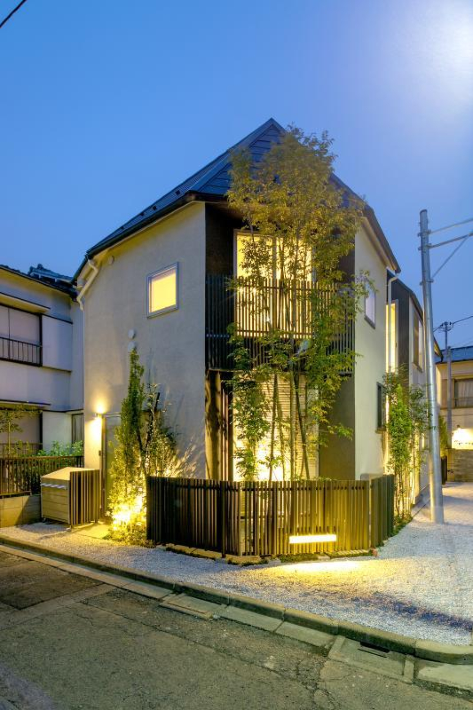 建物の周りに植栽があるのも、周りと一味違う建物ですね。