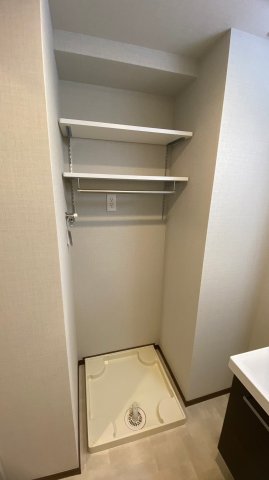 室内洗濯機置き場は、上に棚がついているので洗剤等が置くことが出来て便利です。