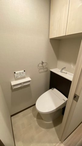 お掃除道具等の整理整頓に便利な棚付きのトイレです。