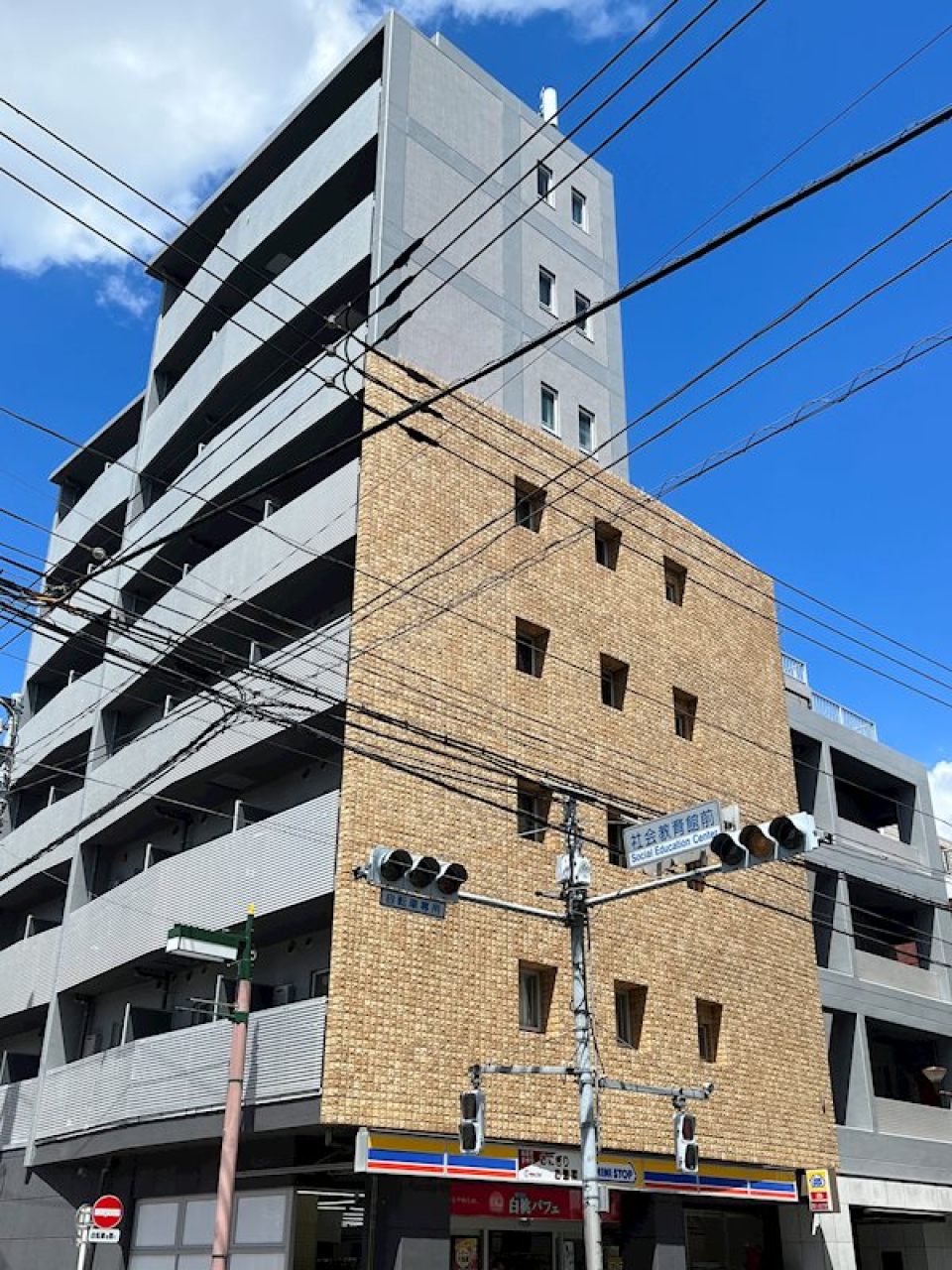 1階にはコンビニが入っていて何かと便利です！