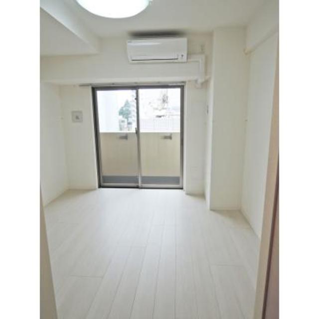 6.5帖のシンプルな内装の洋室になります。※写真は同タイプ住戸です。