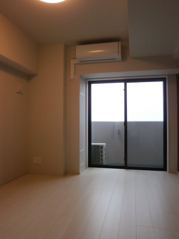 お部屋は落ち着いた雰囲気。
南向きのお部屋なので、昼間は特に明るく開放的に見えます。