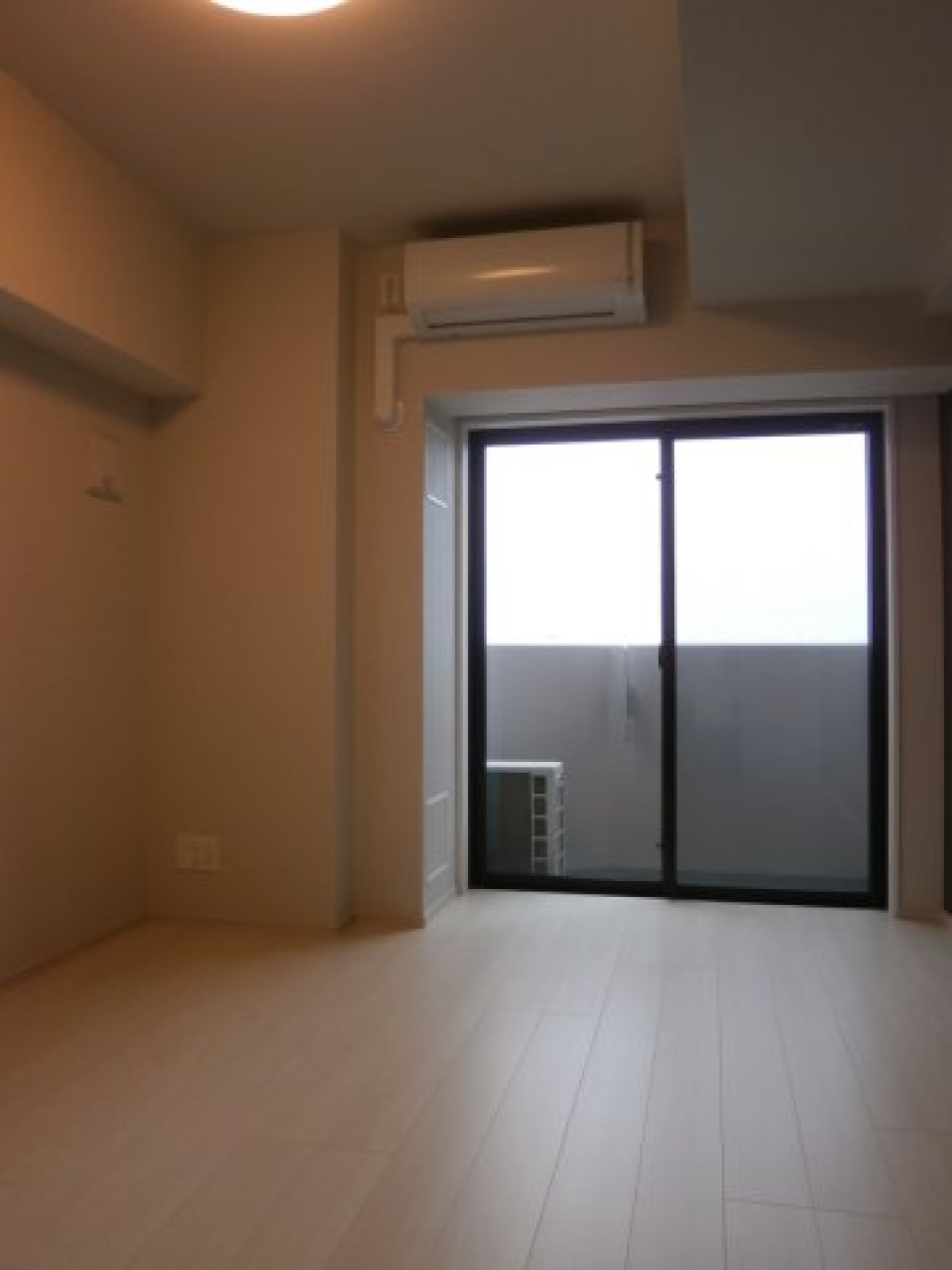 お部屋は落ち着いた雰囲気。
南向きのお部屋なので、昼間は特に明るく開放的に見えます。