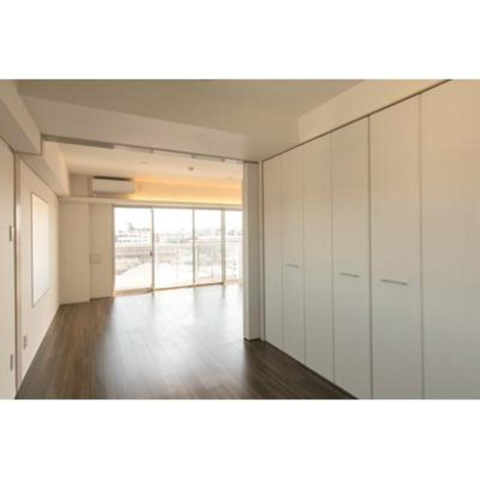 ベッドルームからリビングダイニングを見た様子。※写真は同タイプ住戸です。