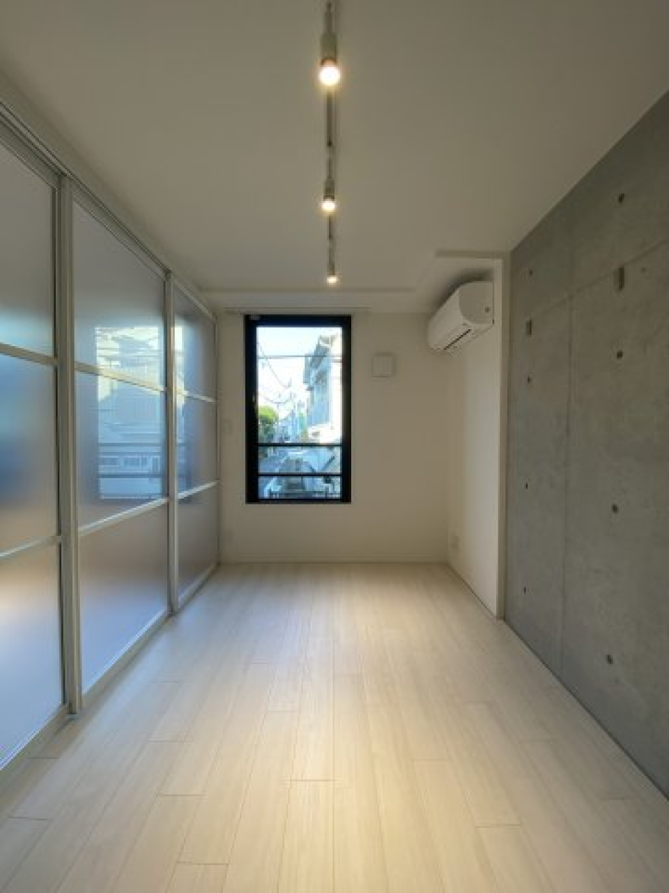 5.4帖の洋室です。コンクリート打ちっぱなしの無機質なデザインがアクセントになります。