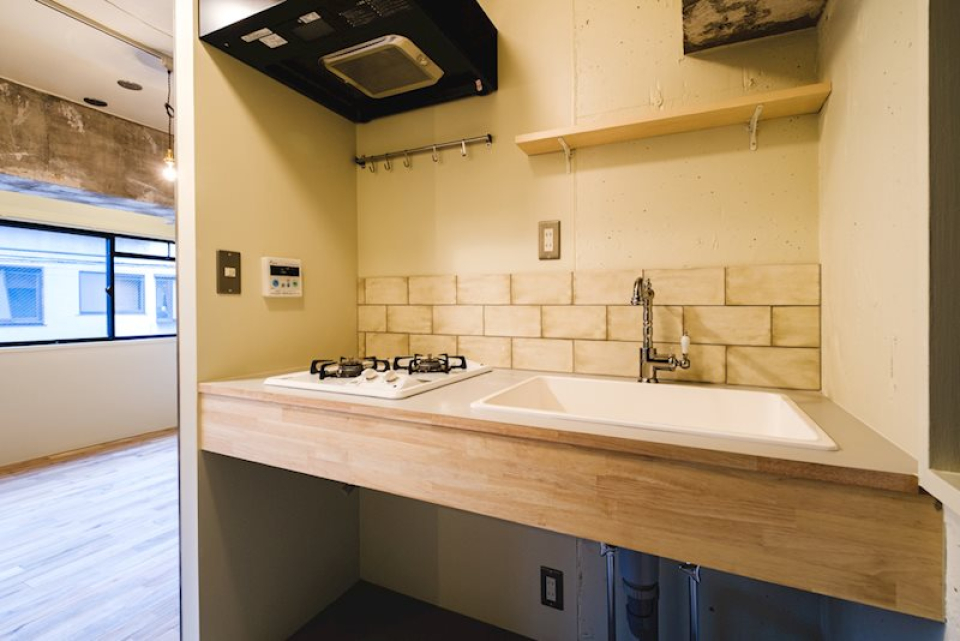 コットンカラーのタイルとレトロな水栓がお気に入りのキッチン