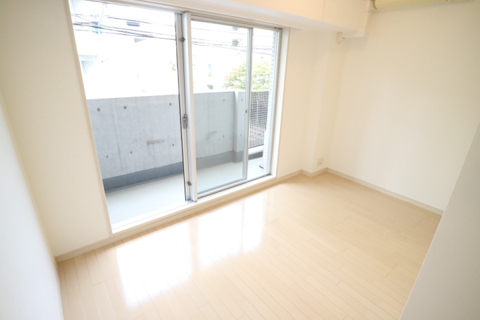 窓からの日差しも入り明るい部屋※参考写真
