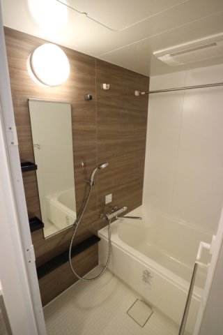 ブラウンのパネルが採用された浴室。※参考写真