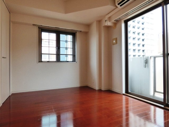 小窓がオシャレな部屋