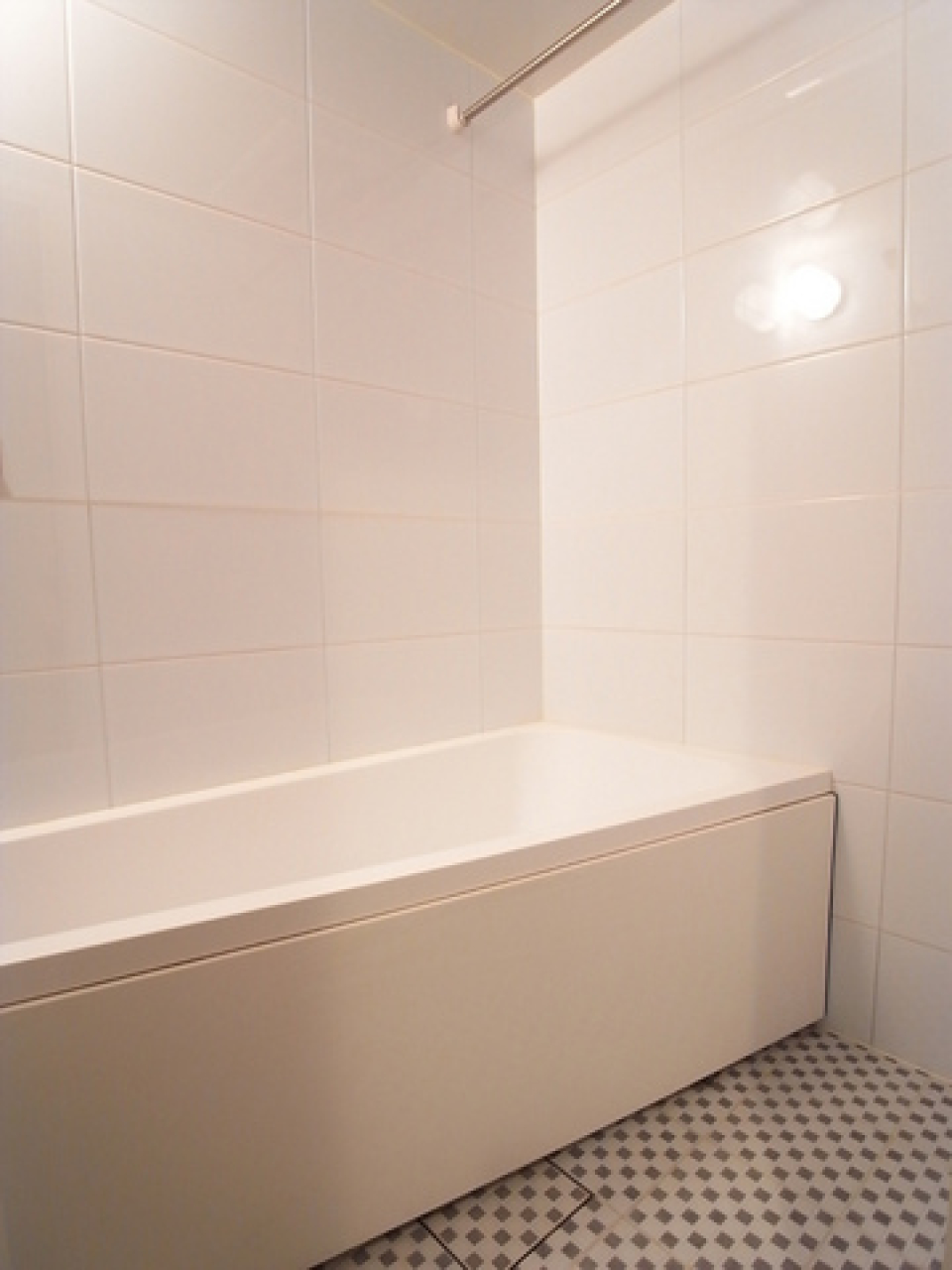 一見シンプルな浴室ですが、ちょっとしたデザインがポップな雰囲気です。