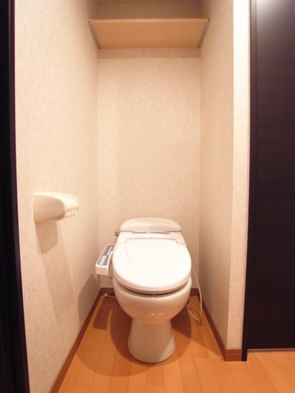 洗面台と向かい合うようにトイレが設置されています。