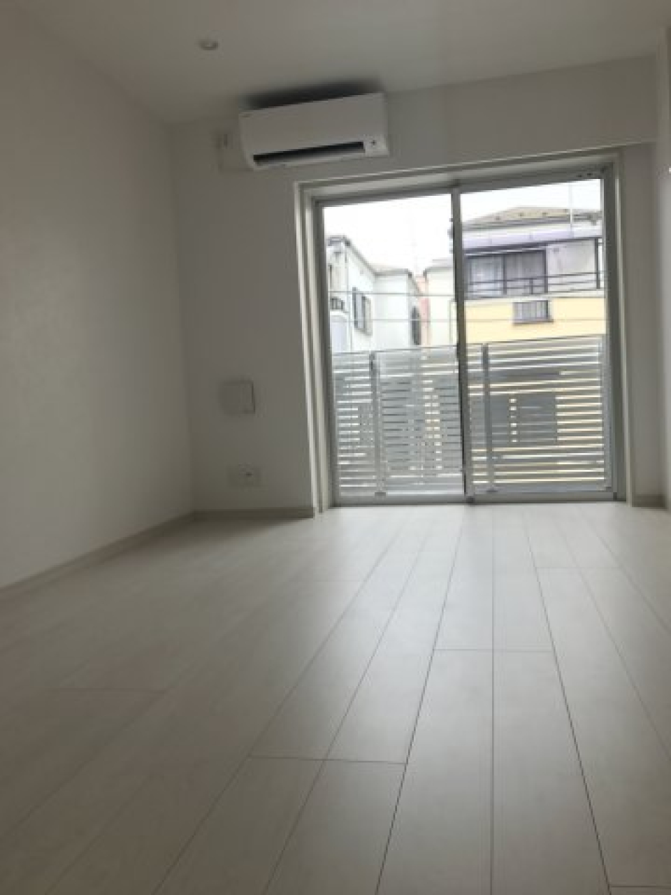 白に囲まれたお部屋。清潔感があり開放的に見えるお部屋です。