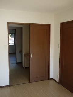 嬉しいウォークインクローゼット
向こうの部屋までつながっています