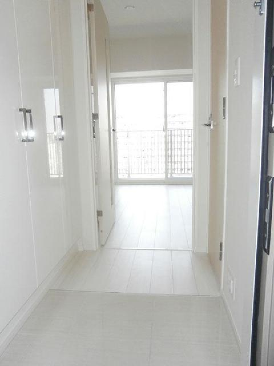 玄関
※写真は同タイプ住戸です。