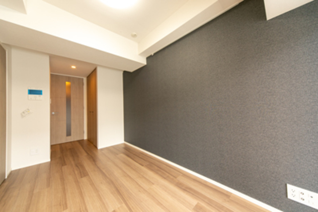 ７．９帖の洋室は、グレーのウォールが採用されていて、落ち着いた空間になっています。※写真は同タイプ住戸です。