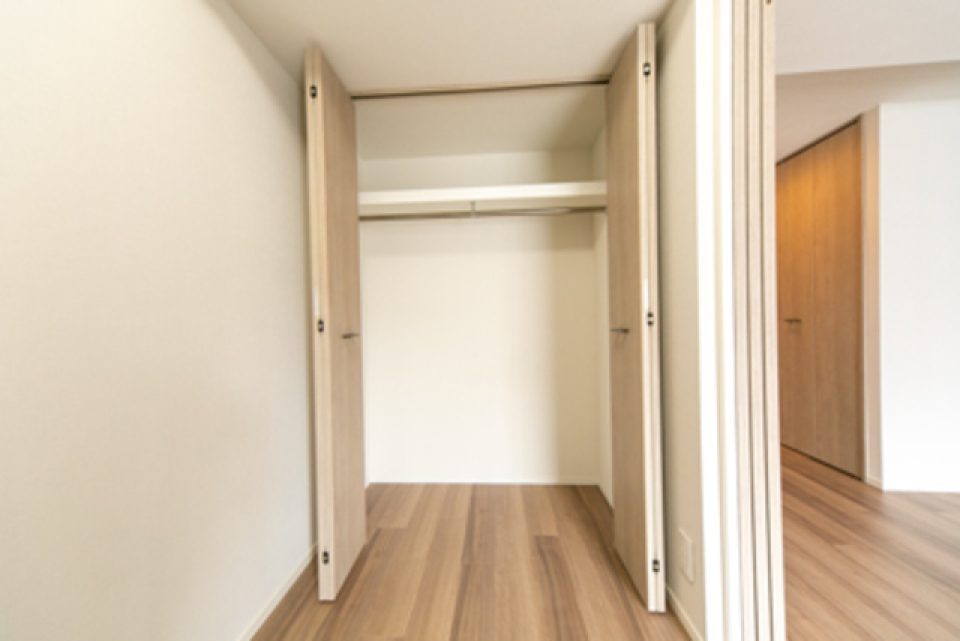 長い衣服も吊ることができます。※写真は同タイプ住戸です。