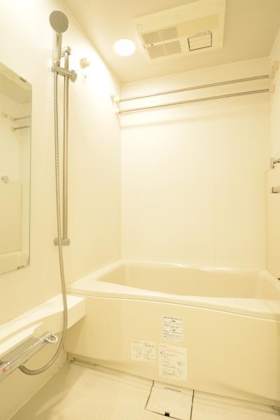 清潔感のある白い浴室です。