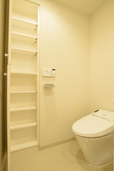 トイレには収納があって日用品をストックできます。