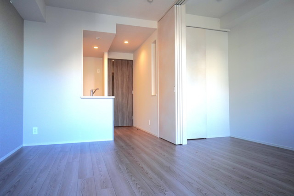９．６帖のLDK。お隣は３．１帖の洋室です。※写真は同タイプ住戸です。