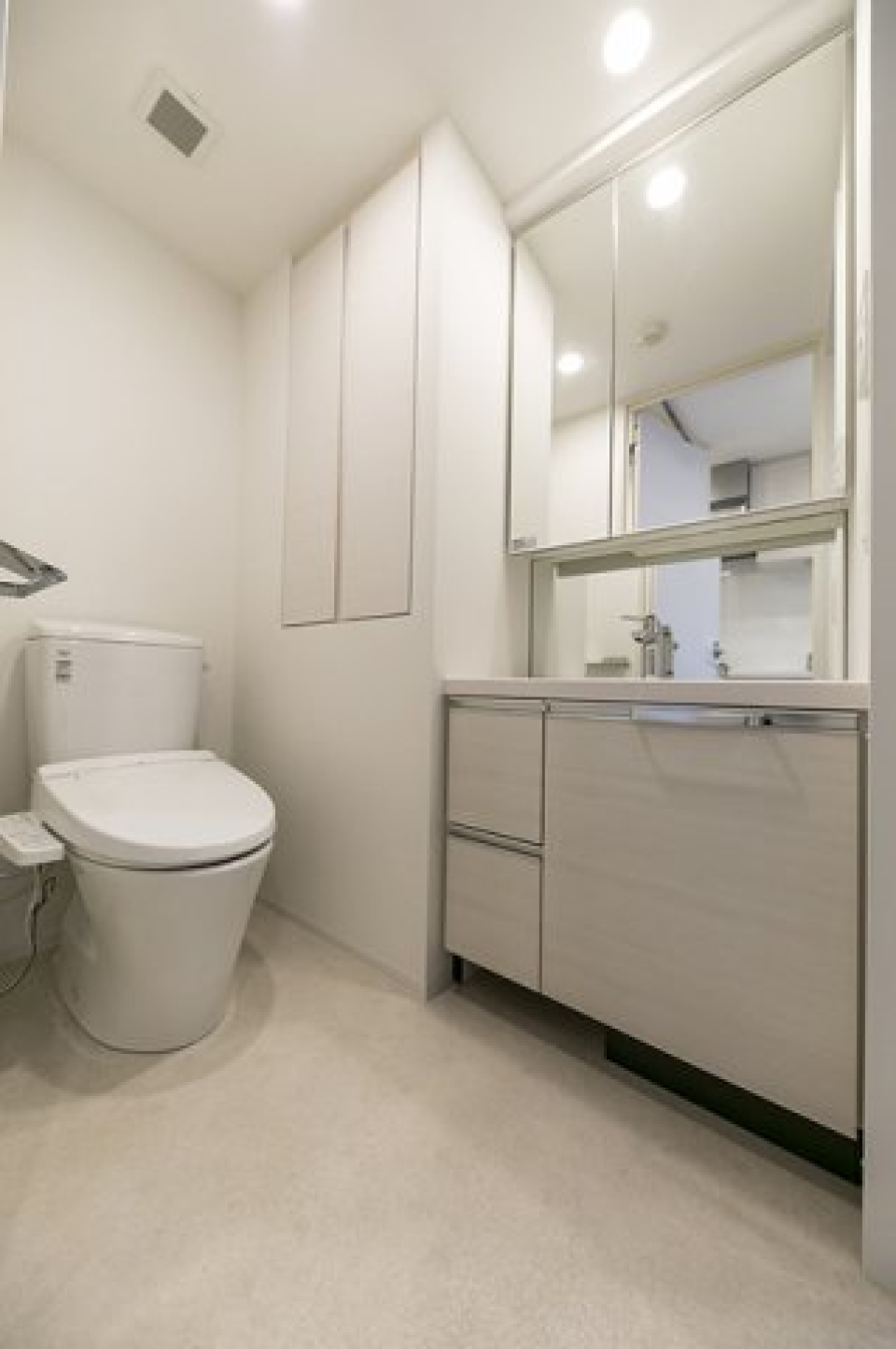 トイレと洗面台が一緒になっている設計です。清潔感のある空間が嬉しいですね。
※写真は同タイプ住戸です。