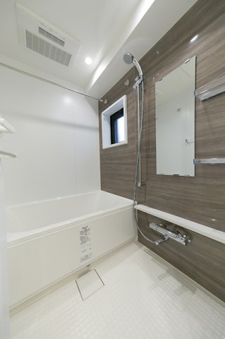 浴室乾燥機付きのバスルームです。小窓も付いていて、湿気対策も出来るのが嬉しいポイントです。
※写真は同タイプ住戸です。