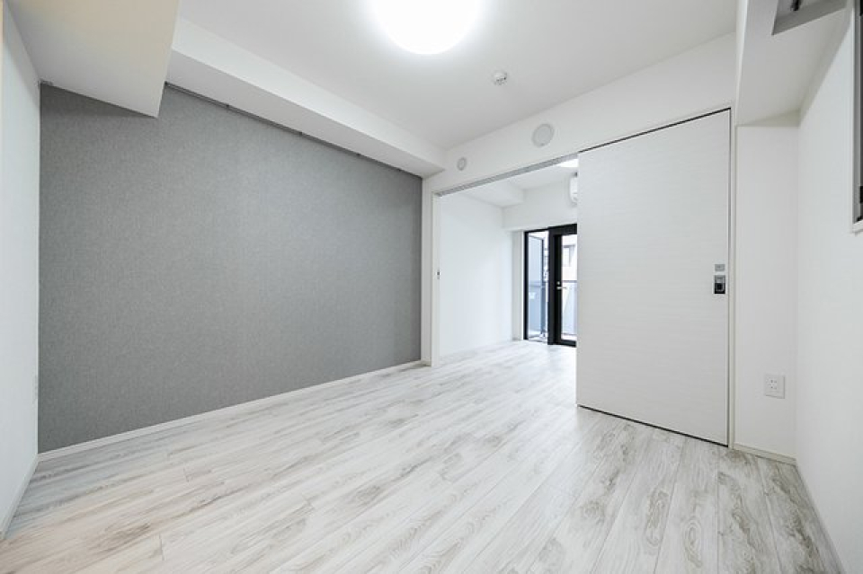 お部屋の雰囲気は、少しクールな印象のお部屋です。アクセントウォールの色味もオシャレです。
※写真は同タイプ住戸です。