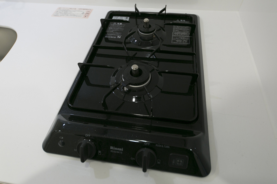キッチンは2口コンロのシステムキッチン付きです。
※写真は同タイプ住戸です。