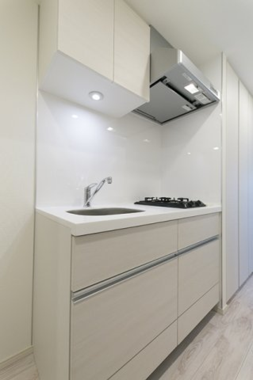 ホワイトカラーのキッチン。お部屋全体のイメージに合ったデザインになっています。照明もかわいい。
※写真は同タイプ住戸です。