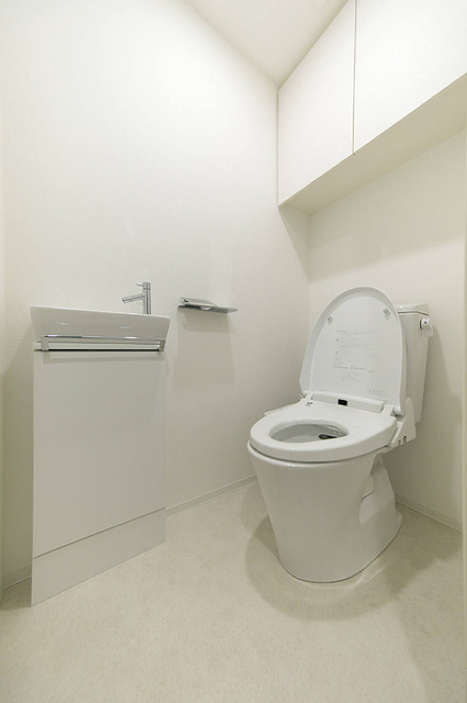 ウォシュレット付きのトイレです。上段にはお掃除道具などが入れられる棚が付いていて便利です。
※写真は同タイプ住戸です。