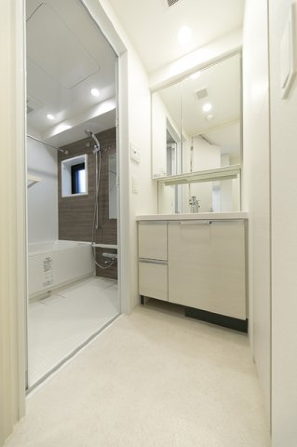 大きな鏡の洗面台。清潔感があるので、快適に使えそうです。
※写真は同タイプ住戸です。