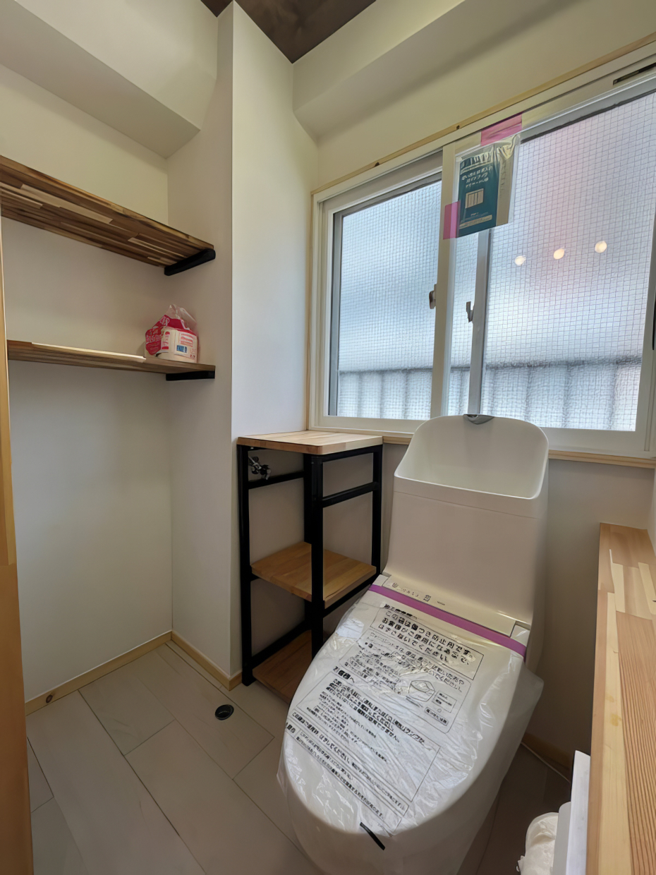 広いトイレと思いきや、、