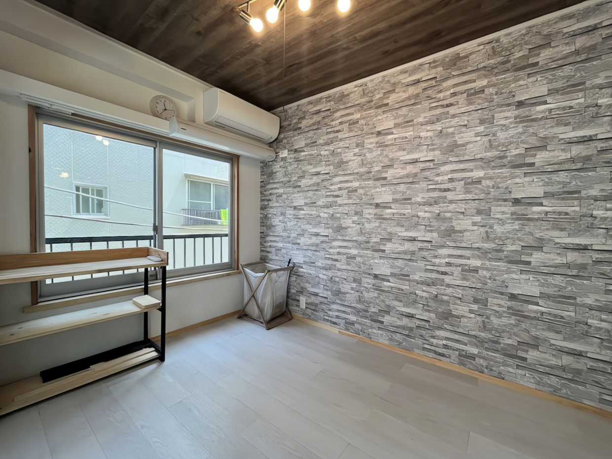 窓上のニッチには小物や小さなグリーンを飾ってみては