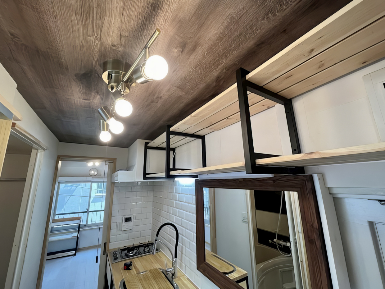 廊下のキッチンから玄関まで続く、すのことアイアンの収納