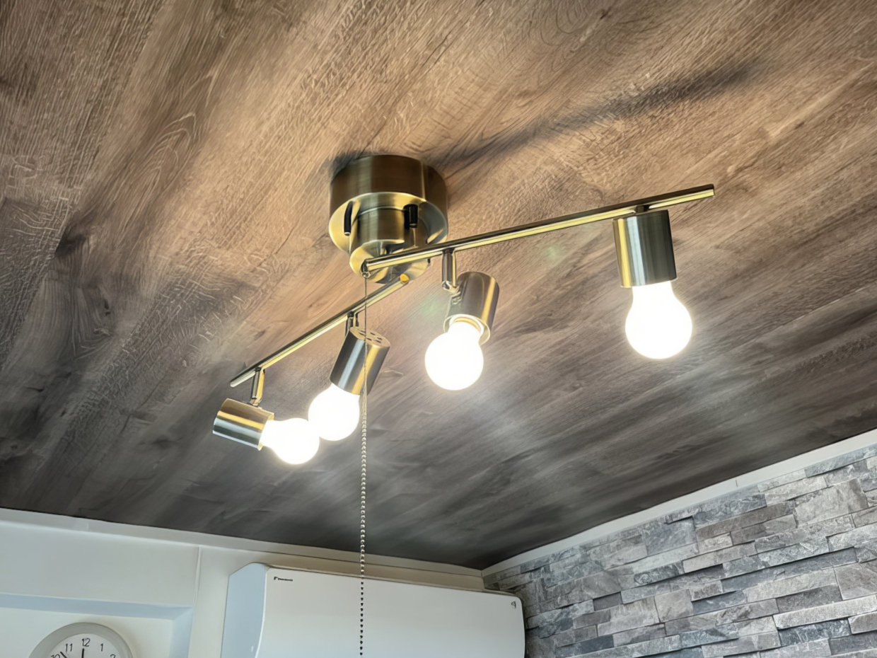 裸電球の真鍮ライトが雰囲気作りにひと役買っています