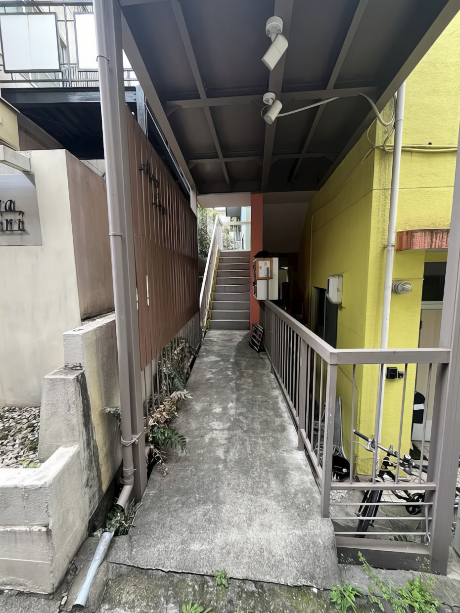 入り口は建物をぐるっと回るとあります