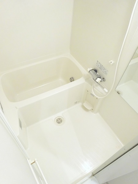 白で清潔感のある浴室。