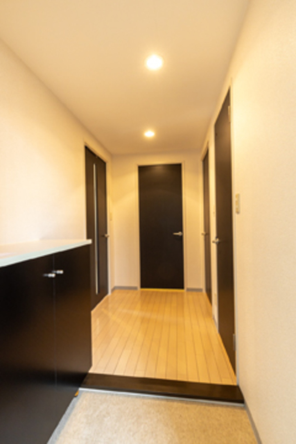 玄関には下足入れが付いています。お部屋までの動線が広々としているので、荷物が多い方でも安心です。
※写真は同タイプ住戸です。