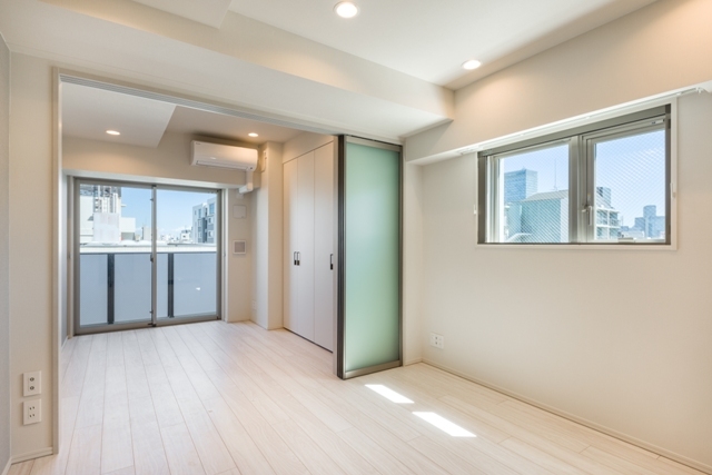 優しい色合いのお部屋がダイニングからベッドルームまで続き、お部屋全体が広く、開放的に見える空間になっています。
※写真は同タイプ住戸です。
