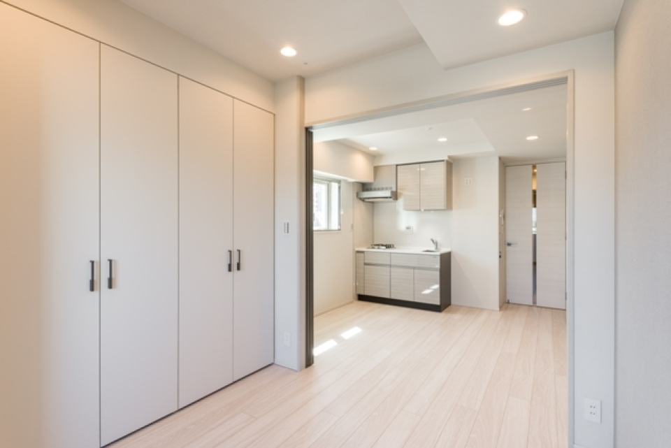 仕切りの扉もついているので、ベッドルームとの空間を分けることが出来ます。
※写真は同タイプ住戸です。