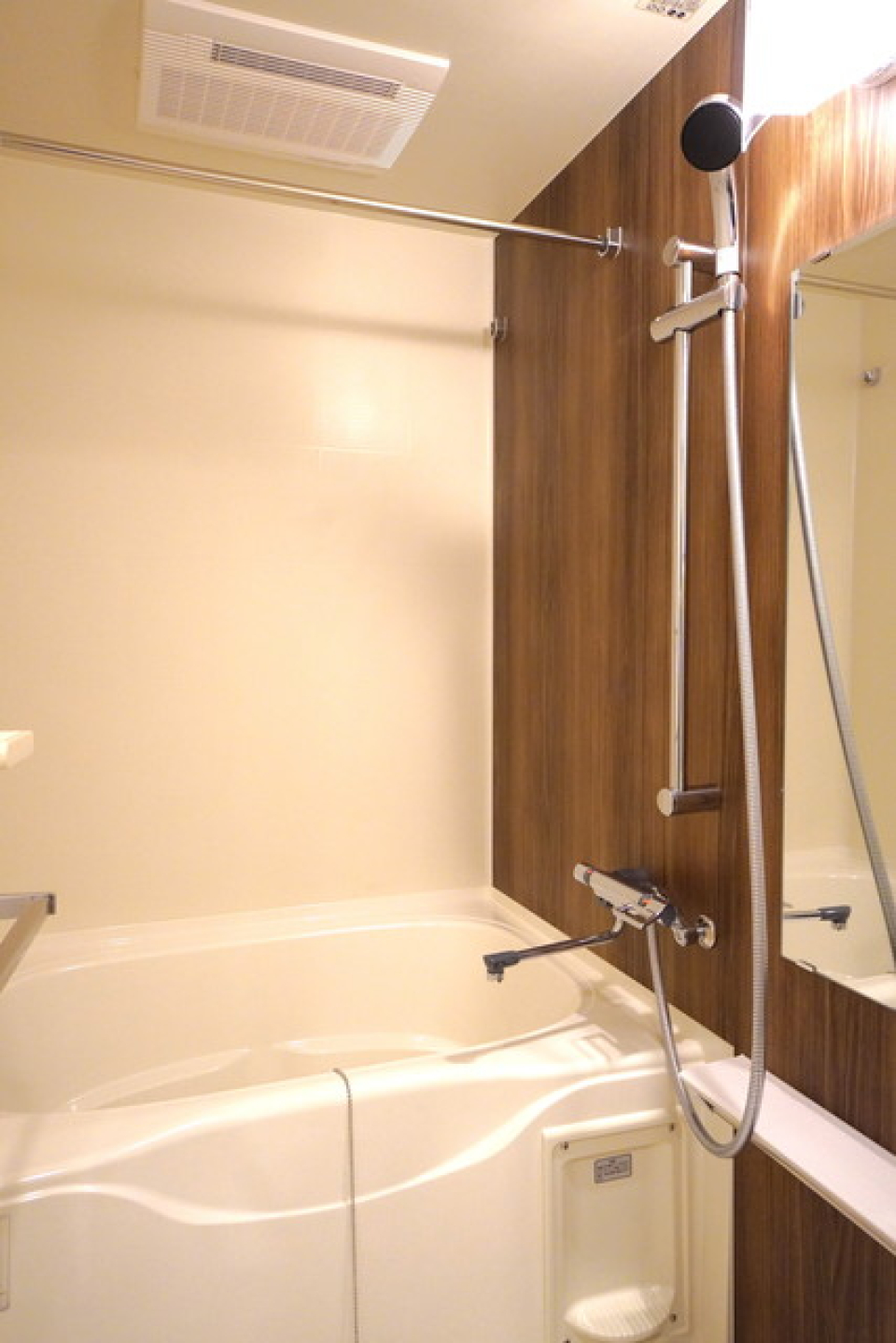 浴室もキッチンパネルと統一感のあるものになっています。※写真は同タイプ住戸です。