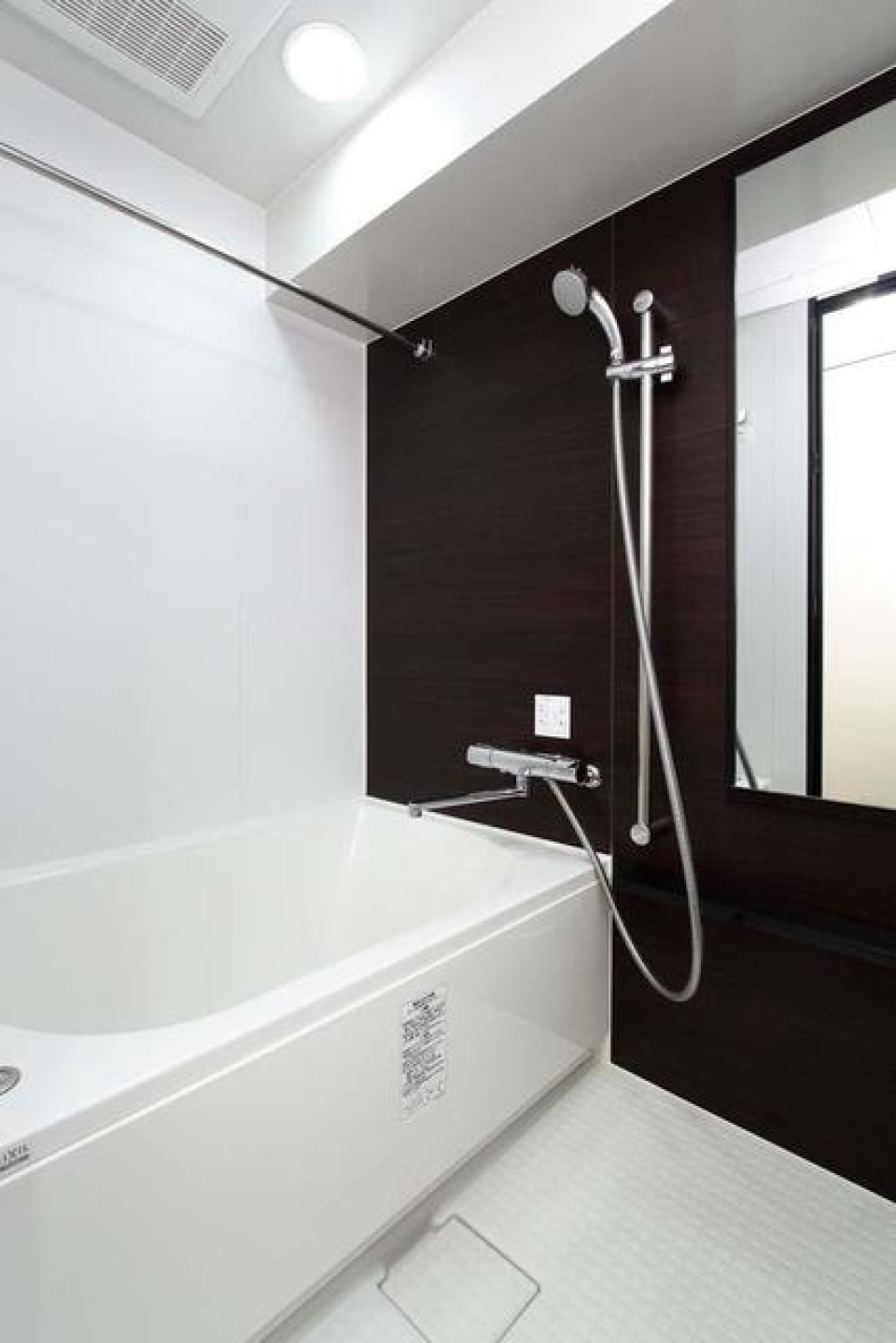 ダークトーンのパネルで落ち着いた印象の浴室です。※写真は同タイプ住戸です。