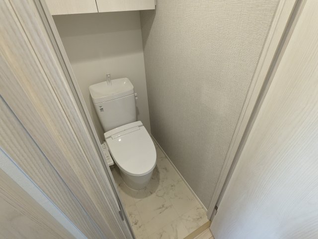 コンパクトなトイレ。集中できそうです。