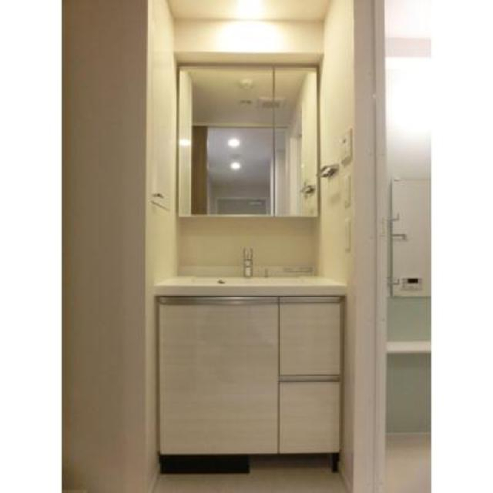 洋室に合わせて白いパネルが採用された洗面台です。※写真は同タイプ住戸です。